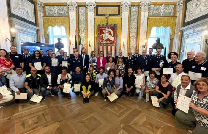 Des employés de la municipalité et des policiers locaux récompensés pour leur aide lors des inondations en Émilie-Romagne à Forlì