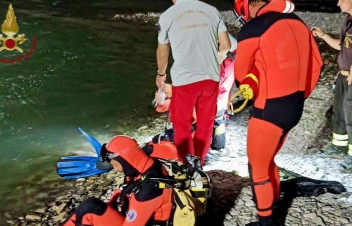Reggio Emilia, le corps du jeune de 19 ans disparu hier dans la rivière Enza a été retrouvé sans vie