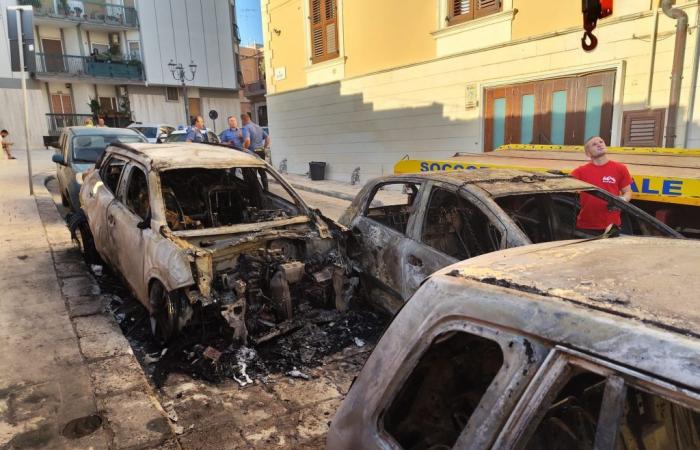 Cinq voitures en feu pendant la nuit dans le centre de Brindisi | nouveauⓈpam.it