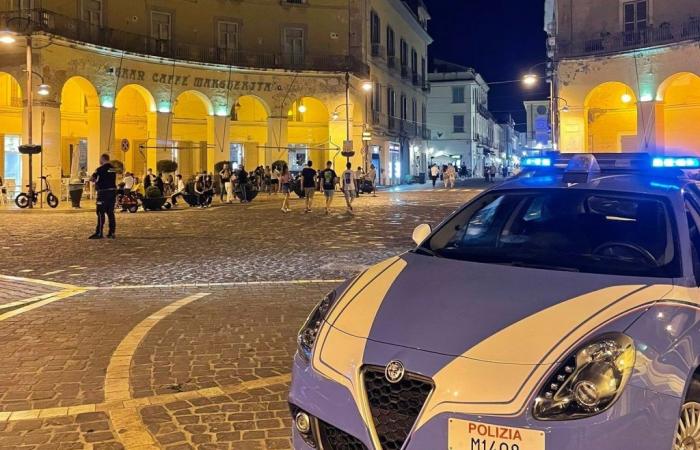 Positano News – Vie nocturne violente à Caserta : bagarre entre jeunes sur la place, un mineur finit à l’hôpital