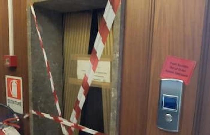 Un homme de 25 ans dans la région de Brindisi tombe dans la cage d’ascenseur d’un immeuble