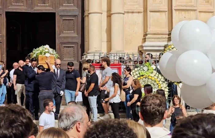 douleur et larmes à l’Église Mère de Favara pour les derniers adieux à Salvatore Vetro – SiciliaTv.org