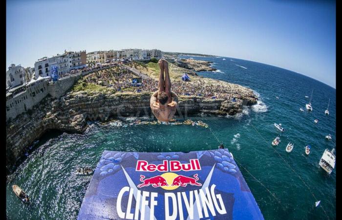 Télévision Canal 7 | À Polignano, le Roumain Popovici a remporté la 11ème Red Bull Cliff Diving World Series