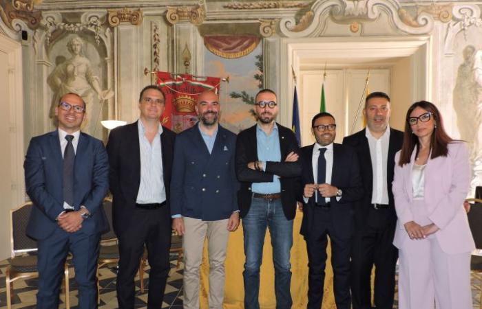 Nouveau conseil nommé. La nouvelle équipe dirigée par le maire de Tripoli compte actuellement 6 conseillers. Nouvelles entrées Antonella Insinga et Vincenzo Mineo.