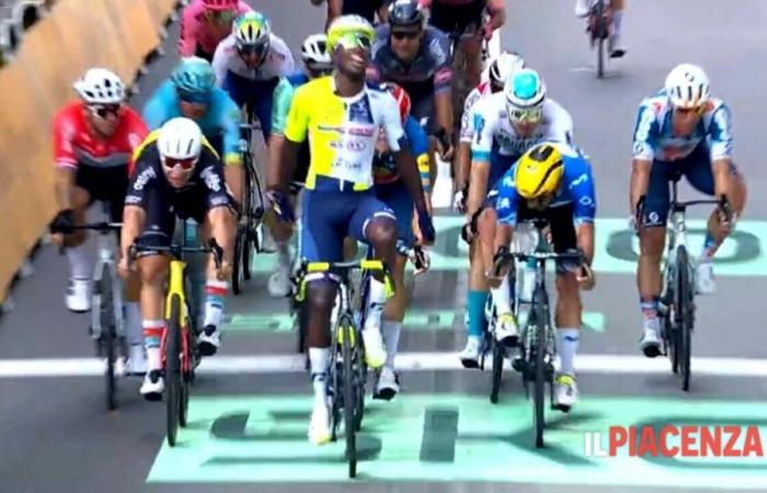 Tour de France, Girmay mène le sprint à Turin et entre dans l’histoire