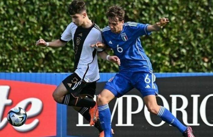 Naples, Christian Garofalo signe son premier contrat professionnel avec les Azzurri