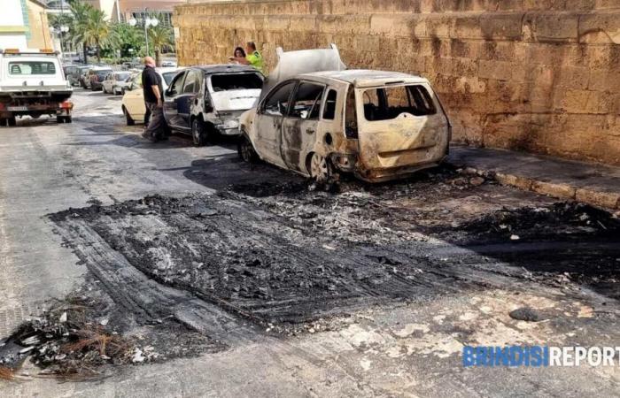 Six voitures ont brûlé dans deux incendies la même nuit à Brindisi et ombre de harcèlement : une arrestation