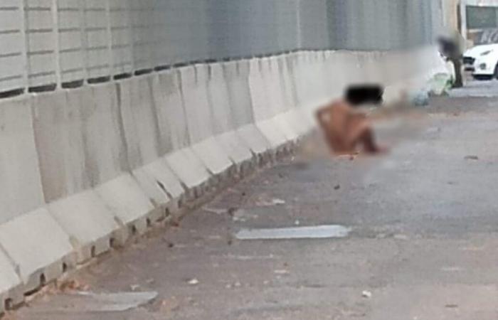 Bari, complètement nu, se soulage dans la rue : la plainte