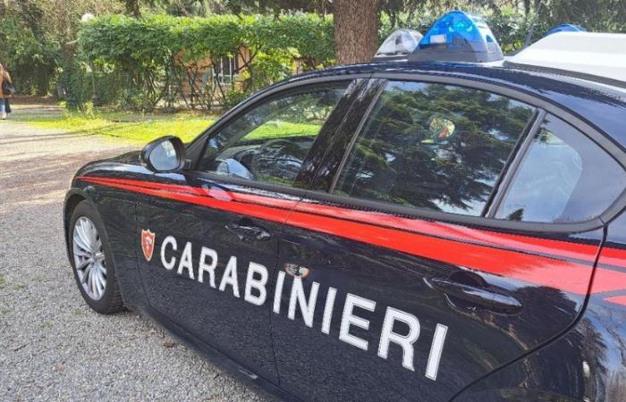 Peut-être à cause d’une mauvaise manœuvre, le motocycliste donne un coup de tête à un automobiliste : rapporté par les Carabiniers