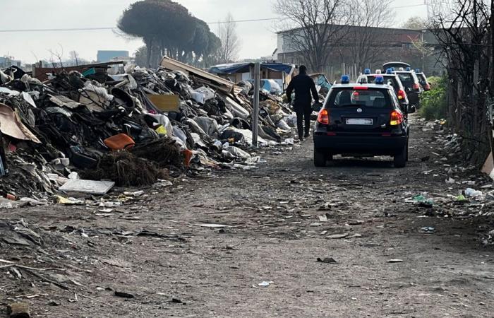 Giugliano, incendie dans le camp de gitans de via Carrafiello : un homme de 30 ans arrêté