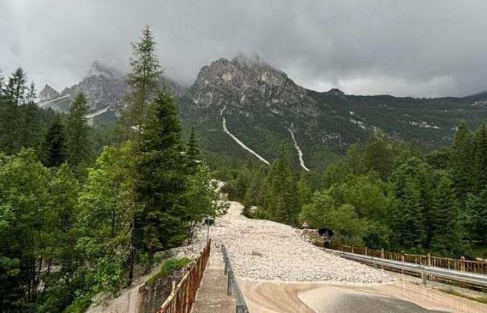 Dolomites, gigantesque glissement de terrain au col de Duran : route dévorée par des débris rocheux – Dolomites