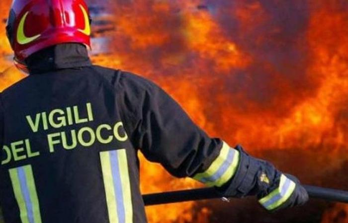 Incendie dans la décharge de San Biagio à Scicli. Une grande partie de la toiture détruite