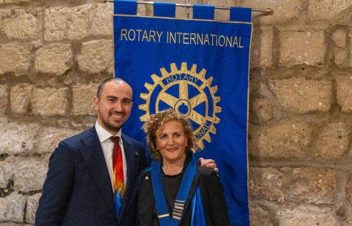 Rotary Club Caserta Luigi Vanvitelli, Gianluca Parente donne le collier à la nouvelle présidente Gabriella Montanaro
