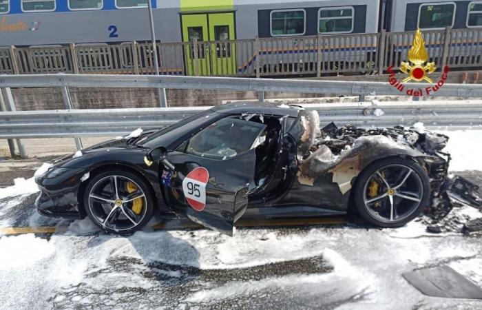 L’hybride AMP-Ferrari en feu à Venise : une supercar de 300 mille euros détruite. L’entreprise de Maranello : « Nous collaborons avec les autorités locales »