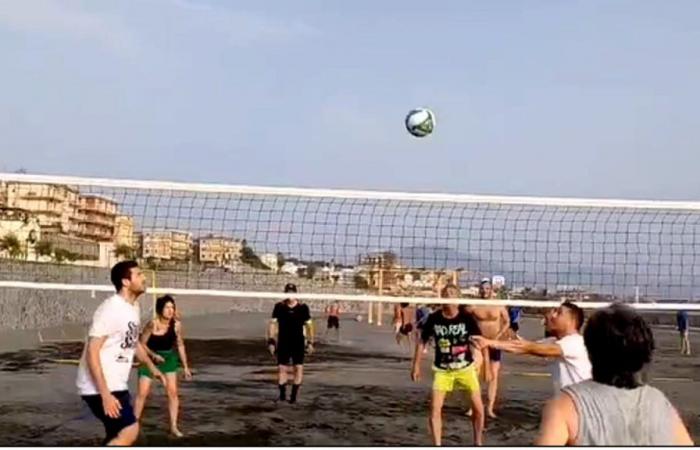 jouer au football et au volley-ball sur un vrai terrain de plage à Portici”