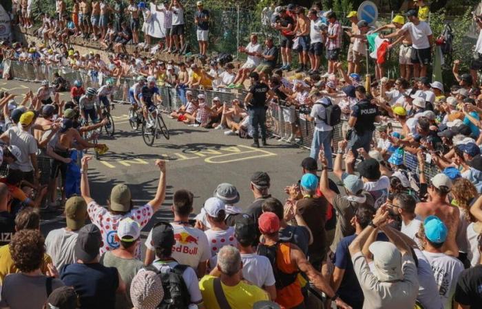 Le spectacle du Tour de France en Italie ressemble à une immense fête populaire