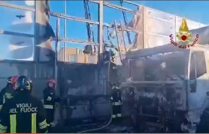 Vicence, incendie sur l’A4, un camion prend feu sous les yeux du conducteur : la vidéo des secours