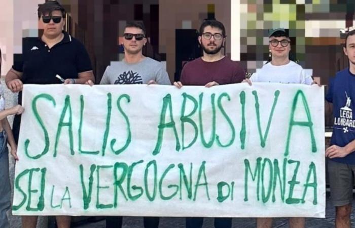 La Ligue des Jeunes de Monza et Brianza et la banderole devant la maison d’Ilaria Salis