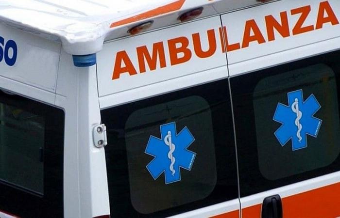 Transport en ambulance cauchemardesque : un garçon donne un coup de pied à deux infirmières et se casse le poignet