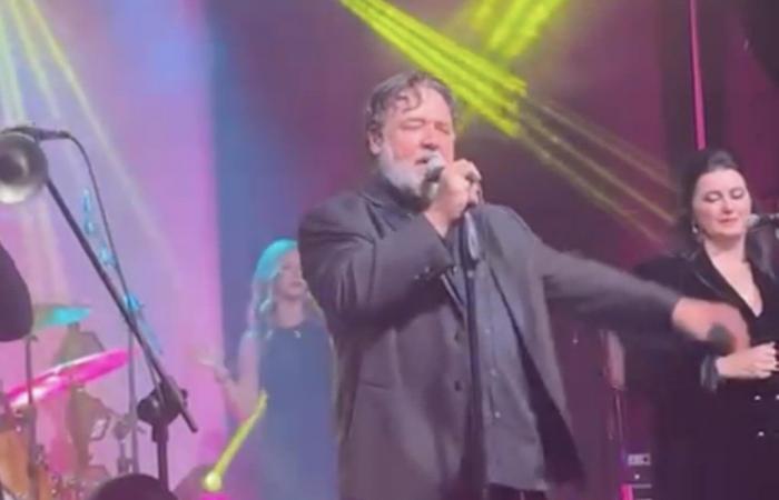 Russell Crowe et sa passion pour Ricchi e Poveri, sa version de « It’ll be Because I Love You » ouvre la tournée en Italie – La vidéo