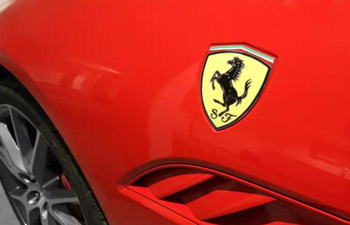 Ferrari dans une zone de congestion pendant que Stellantis s’effondre