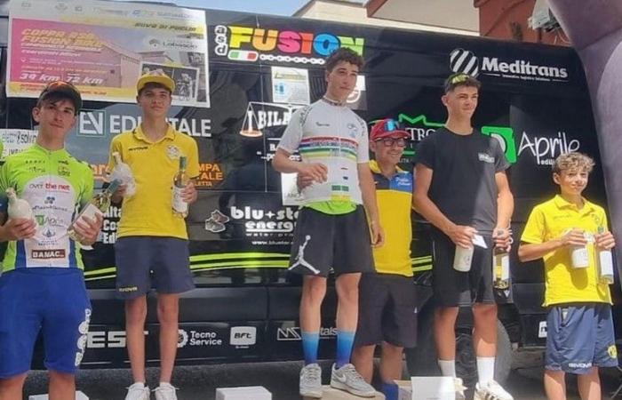 Giuseppe Tatoli triomphe à la course cycliste étudiante régionale à Ruvo di Puglia
