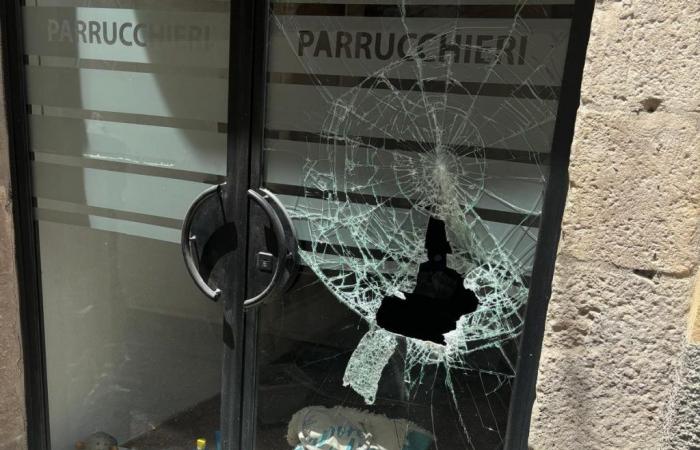 Une pierre tombe du chantier et brise une vitrine, provoquant la peur à Teramo