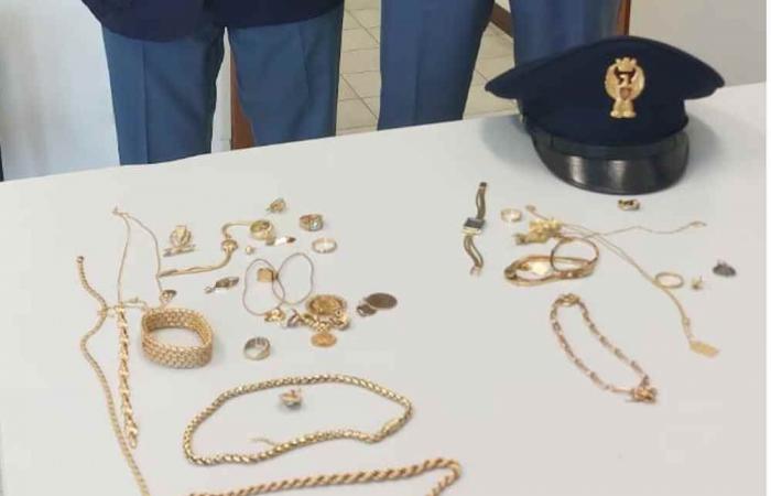 Ils jettent de l’or et des montres de la voiture, des bijoux volés à des personnes âgées récupérés par la police de la circulation – Livornopress