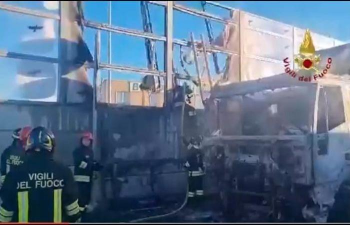 Vicence, incendie sur l’A4, un camion prend feu sous les yeux du conducteur : la vidéo des secours