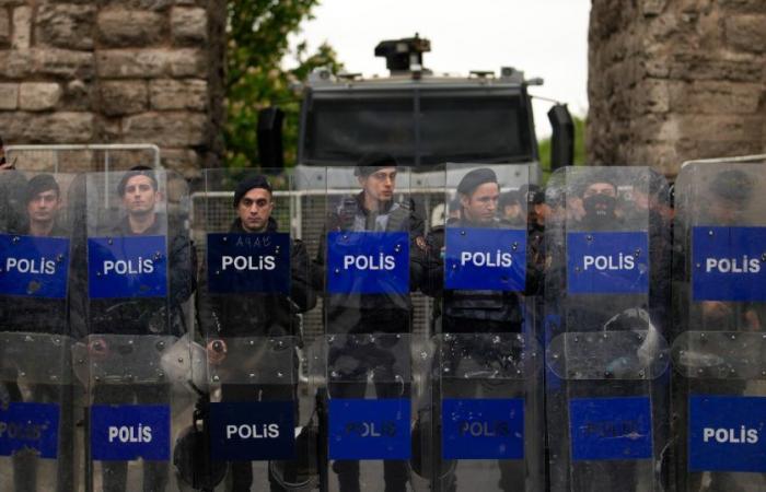 Türkiye, un groupe de personnes attaque les magasins de citoyens syriens : 77 personnes arrêtées et cinq policiers blessés