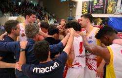 Basket B Nazionale, OraSì Ravenne en vacances après une fin digne des applaudissements : bonne attaque, le capitaine Bedetti meilleur “bombardier”