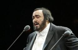 Pesaro inaugure une statue dédiée à Luciano Pavarotti. Ce sera devant le Théâtre Rossini