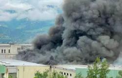 Alpitronic en feu à Bolzano : fumée au-dessus de la ville, espace aérien fermé, écoles évacuées