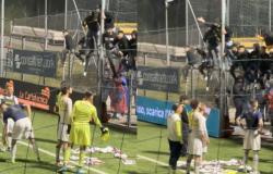 Les joueurs de Crotone contraints par les supporters d’enlever leur maillot