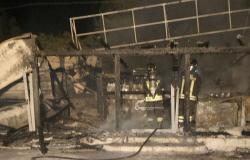 Encore une nuit d’incendie à Torre San Giovanni, bar incendié dans la zone de service. Une Audi en feu à Gallipoli