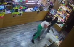 Sassari, le voleur entre avec le pistolet, le buraliste le bat et le fait fuir | Vidéo