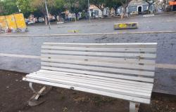 Le banc blanc symbolisant les victimes de la route a été endommagé à Catane