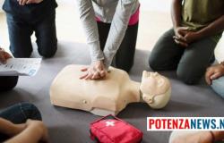 des jeunes formés aux premiers secours avec la Croix-Rouge italienne. L’initiative