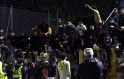 Crotone, les footballeurs “obligés” d’enlever leur maillot : le parquet fédéral enquête