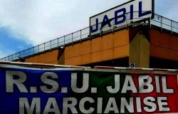 Les travailleurs de Jabil manifestent devant le siège de la Confindustria à Caserta.