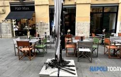 Un pyromane met le feu la nuit dans le centre-ville :: Reportage à Naples