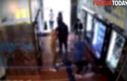 Foggia, un baby gang fait irruption dans un distributeur automatique via Arpi : images vidéo