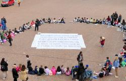 Enfants et personnes âgées réunis sur la Piazza Martiri à Carpi pour le Jour de la Terre