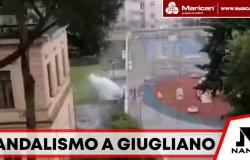 Des enfants de Giugliano volent des extincteurs et les utilisent pour jouer dans l’aire de jeux