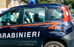 Un pompier volontaire de 30 ans décède à Rovereto après avoir percuté un camion : la moto en feu