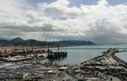 Salerne et les opérateurs portuaires protestent : exposés devant les tribunaux contre l’autoproduction