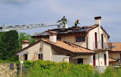Incendie à Crosara, le toit en bois d’une maison en feu. Les pompiers au travail