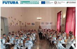 Les élèves des premières classes de l’école primaire « Nicola Fornelli » rencontrent l’écrivain Anna Baccelliere