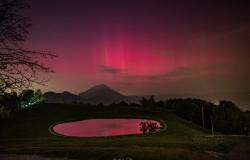Les aurores boréales dans le ciel de Bergame : le phénomène rarissime a rendu la nuit rouge