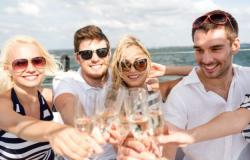 Un toast sur le yacht : le lien entre vin et tourisme nautique de luxe se renforce de plus en plus
